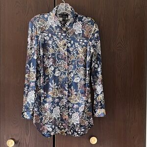 Carre Noir long sleeved velvety navy blouse with floral pattern. Size Small.